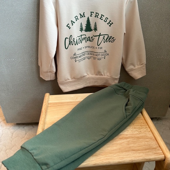 Holiday sweatsuit - Picture 2 of 3